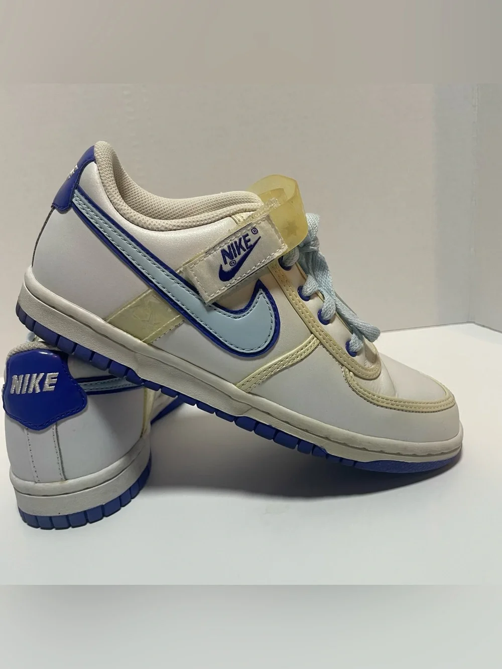 Nike Kids White and Blue Low-Top Sneakers with Light Yellow Accents